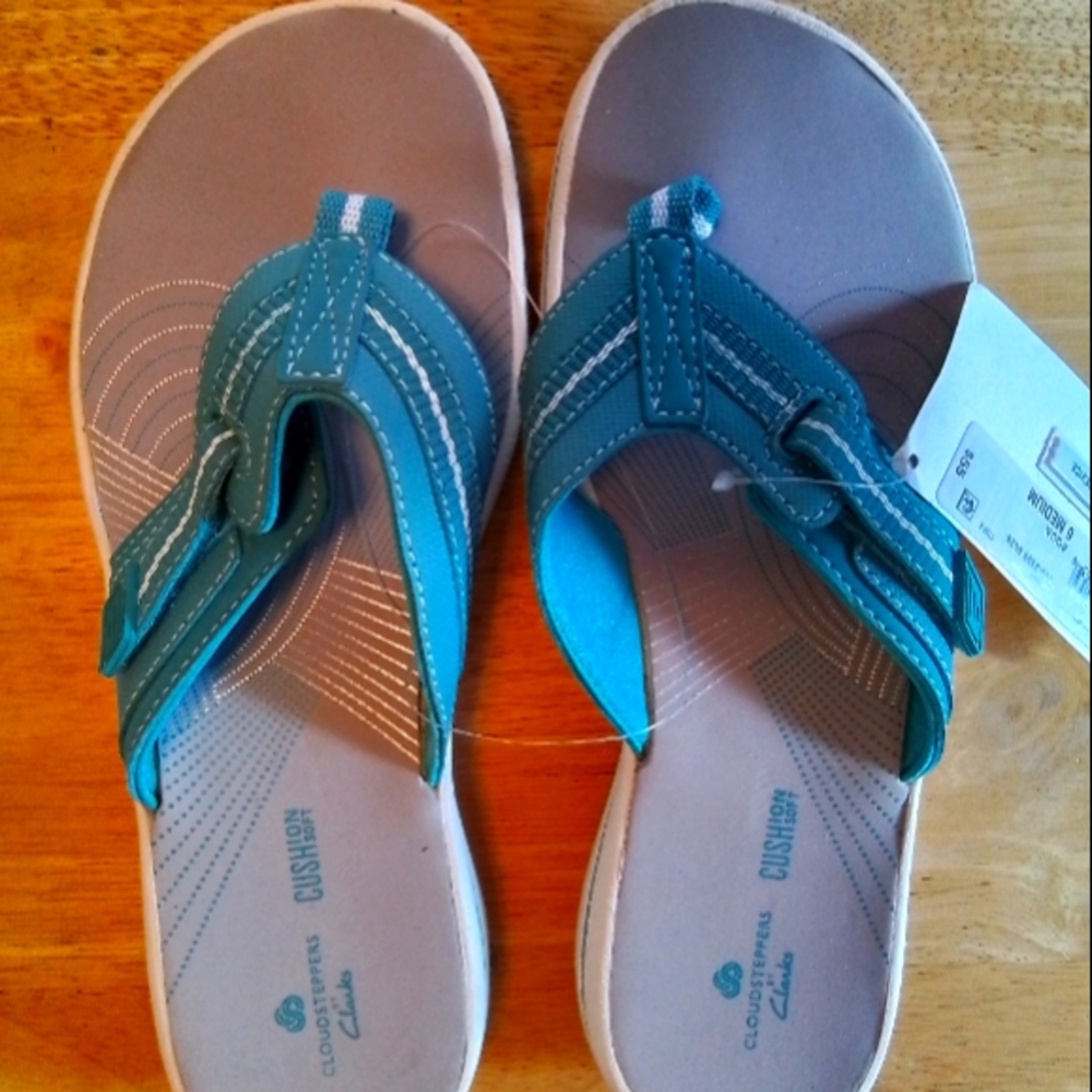 NWT  PAIR OF CLARK'S  TURQUOISE  FLIP FLOPS, SIZE 6